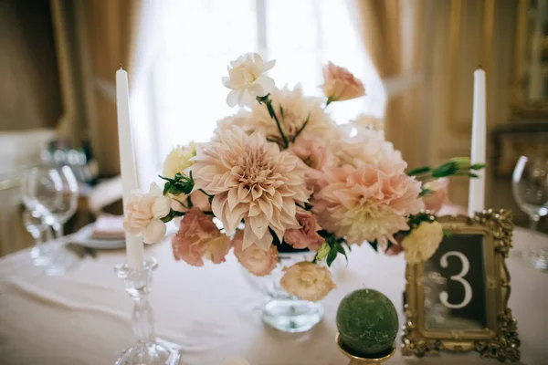 Wedding Table Decoration Fresh Flowers — Stock Photo, Image