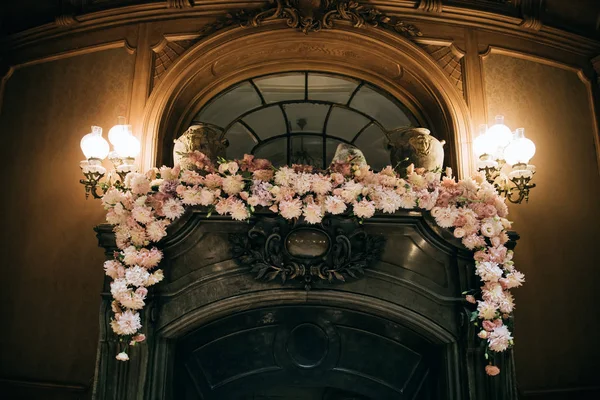 Wedding Arch Fresh Flowers Fireplace — Stok Foto