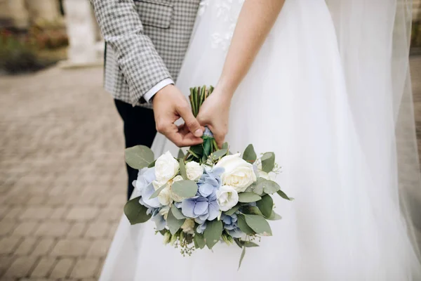 Belo Buquê Casamento Nas Mãos Noiva Noivo — Fotografia de Stock