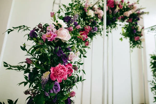 Arco Casamento Flores Frescas Roxas Rosa — Fotografia de Stock