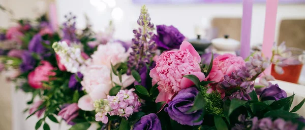 Decoratie Met Paarse Roze Bruiloft Bloemen Bruiloft Receptie — Stockfoto
