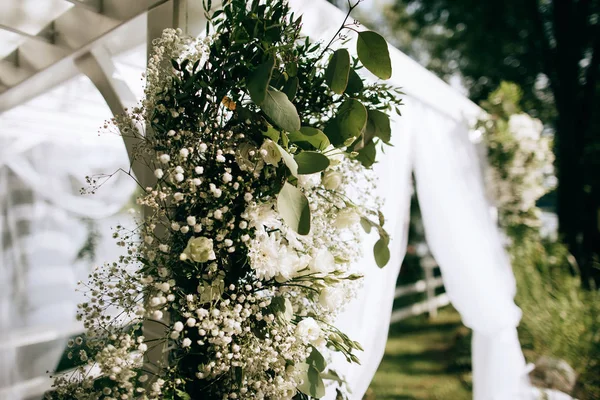 Indah Lengkungan Dengan Bunga Segar Untuk Upacara Pernikahan Taman Musim — Stok Foto
