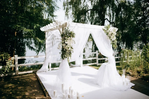 Красивая Арка Свежими Цветами Свадебной Церемонии Летнем Саду — стоковое фото