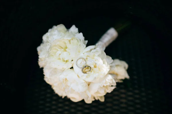 Wedding Rings Bouquet White Peonies — Stock Photo, Image