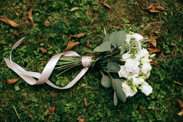 Buket pernikahan dengan mawar putih pada latar belakang rumput hijau — Stok Foto