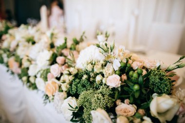  Restorandaki masasında taze çiçekler olan düğün dekoru. Düğün resepsiyonu