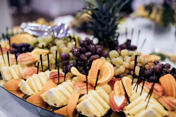 Харчування зі свіжими фруктами на весільному прийомі — стокове фото