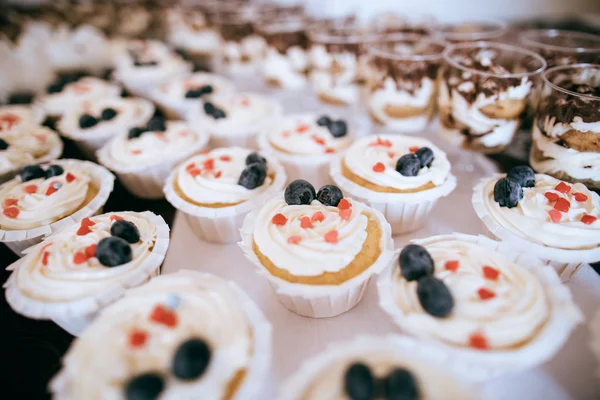 Dessert met slagroom en verse bessen op bruiloftssnoep — Stockfoto