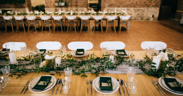Elegant table set with beautiful decoration in restaurant — Stock Photo, Image