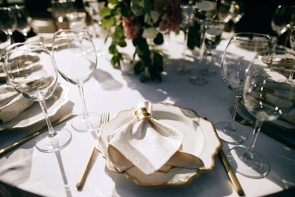 Elegante tavola apparecchiata, decorazione della tavola alla cerimonia nuziale — Foto Stock