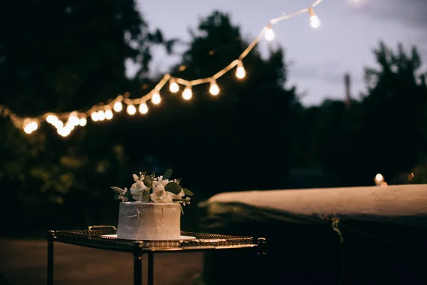 Pastel de boda en el jardín de la noche en la ceremonia de boda — Foto de Stock