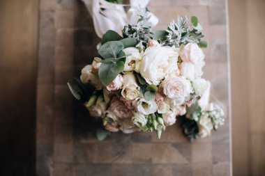 Güzel düğün buketi beyaz ve pembe güller