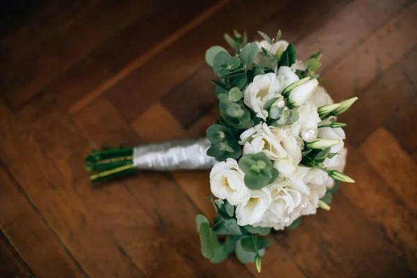 Karangan bunga putih yang indah dengan latar belakang kayu — Stok Foto