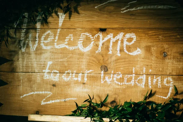 Selamat datang - Undangan untuk para tamu di sebuah papan kayu di restoran . — Stok Foto