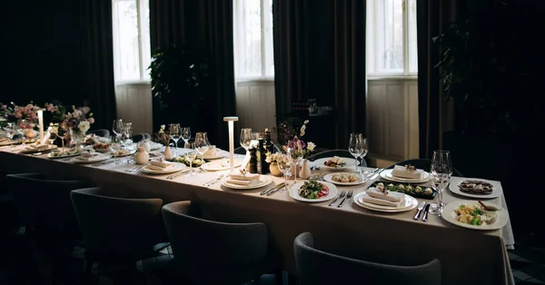 Ensemble de table élégant avec de la nourriture pour un dîner romantique. Restauration, hospitalité et restauration privée — Photo