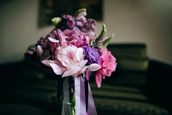 Indah ungu buket pernikahan dengan lilac segar, peoni, tulip — Stok Foto