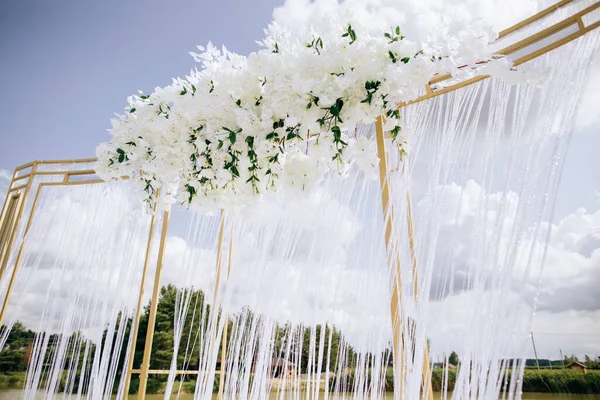 Indah upacara pernikahan dekorasi desain, lengkungan putih, desain bunga, bunga — Stok Foto
