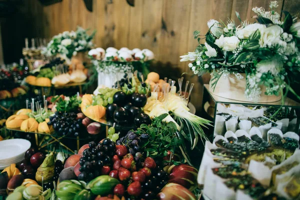 Meja pernikahan dengan makanan pembuka dan buah-buahan dan makanan penutup di upacara, katering — Stok Foto