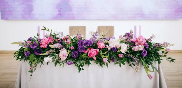 Beautiful wedding table decoration with purple and pink fresh flowers — Stock Photo, Image