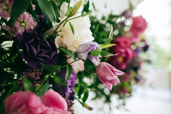 Mooie bruiloft boog gemaakt van verse paarse en roze bloemen op bruiloft receptie — Stockfoto