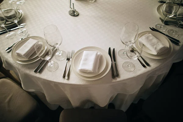 Κομψό σκηνικό τραπεζιού στο εστιατόριο στο γαμήλιο πάρτι — Φωτογραφία Αρχείου