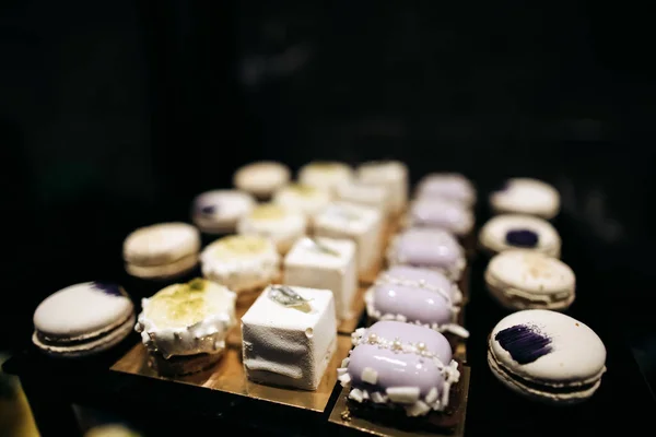 Makanan manis. permen indah bar dengan kue yang lezat di pesta pernikahan — Stok Foto
