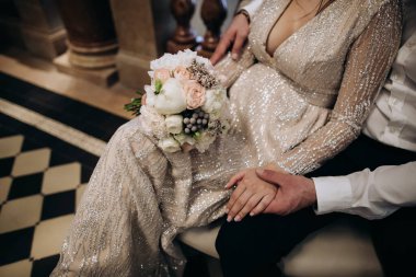 Gelin ve damat el ele tutuşuyorlar. Aşk konsepti