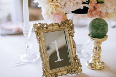 Düğün partisinde bir restoranda masa numarası olan eski bir çerçeve. Güzel düğün süsü.