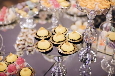 Düğün töreninde pembe, sarı pastalarla güzel bir düğün tatlısı.