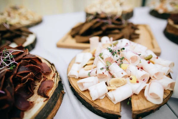 Hidangan pembuka daging lezat di papan kayu di restoran. servis katering — Stok Foto