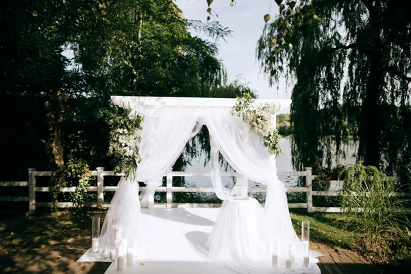 Beautiful arch with fresh flowers for the wedding ceremony in the summer garden — Stock Photo, Image