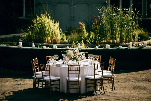 Hermosa decoración de la mesa festiva en el jardín de verano al aire libre. Restauración al aire libre — Foto de Stock