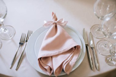 Yemek masası, yemek masası, çatal, bıçak, peçete.