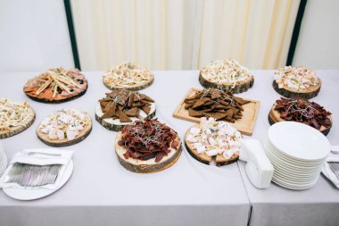 Açık büfe masasında nefis et aperatifleri. Yemek servisi.