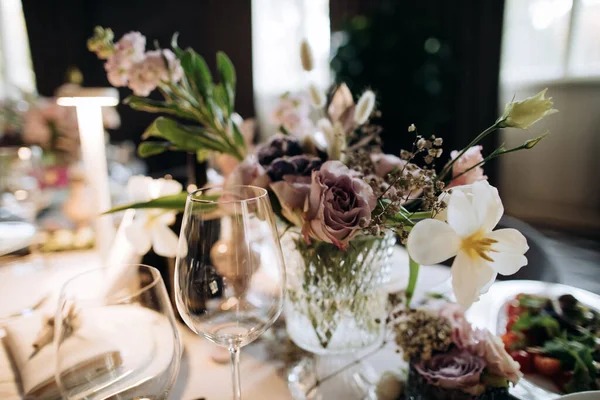 Dekoracja stołu weselnego ze świeżymi kwiatami na weselu — Zdjęcie stockowe