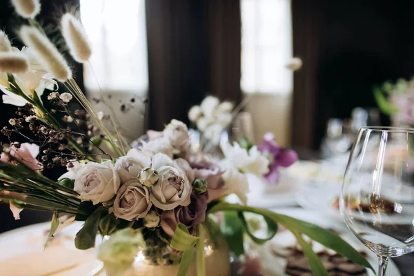 Bruiloft boeket bloemen op tafel in restaurant — Stockfoto