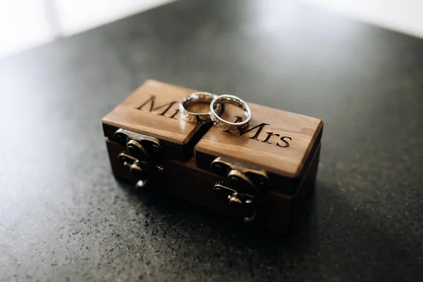 Dekorasi pernikahan - kotak kayu untuk cincin pernikahan di atas meja — Stok Foto