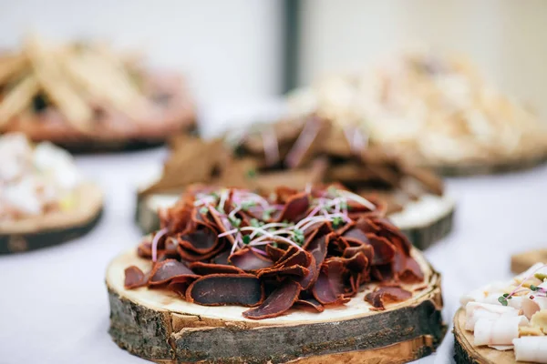 Deliciosos aperitivos de carne en una mesa buffet. Servicio de catering — Foto de Stock