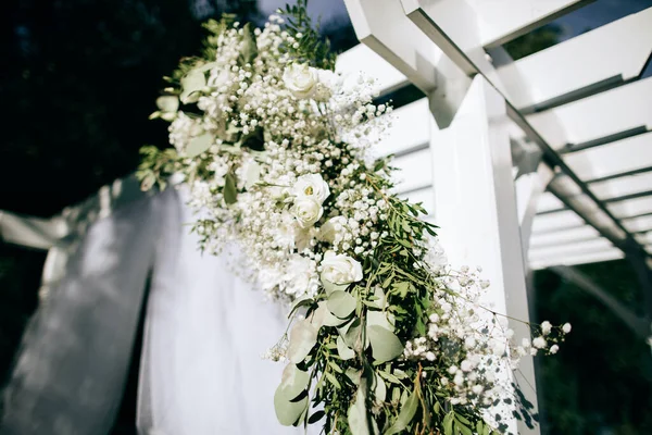 Dekorasi pernikahan dengan bunga putih segar pada upacara pernikahan di sebuah restoran — Stok Foto