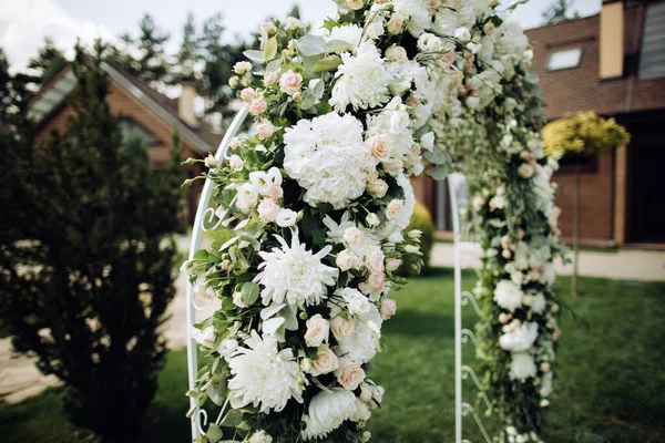 Indah pernikahan lengkungan dengan bunga segar di taman — Stok Foto