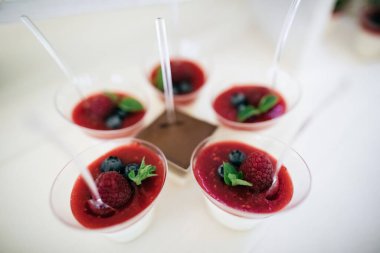 Bir partide ya da düğün töreninde tatlı masasında çilekli ve kremalı lezzetli pastalar.