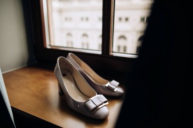  Pencere pervazında klasik gelin ayakkabıları. Düğün sabahı.