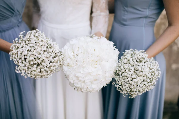 Pengantin wanita dan teman-temannya memegang karangan bunga-bunga putih yang indah — Stok Foto