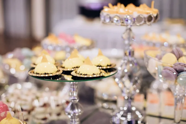 Lokantadaki tatlı masasında sarı pastalar. Düğün tatlısı. — Stok fotoğraf