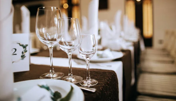 Cadre de table élégant avec verres à vin et assiettes. Restauration — Photo