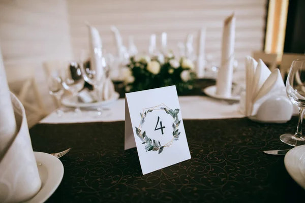 Masa numarası olan beyaz çiçekli düğün masası. Düğün süslemesi — Stok fotoğraf