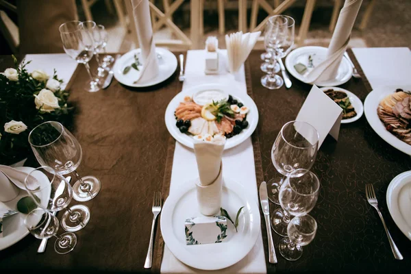 Ensemble de table élégant pour le dîner avec de la nourriture. Service traiteur — Photo