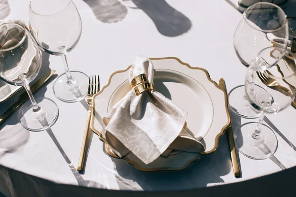 Decoración de mesa maravillosa para una cena romántica festiva al aire libre —  Fotos de Stock