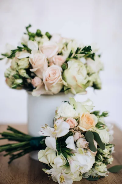 Prachtige boeketten van witte en roze rozen in een vaas op tafel. Bruiloft accessoires — Stockfoto