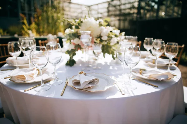 Elegante juego de mesa. Decoración de mesa maravillosa para una cena romántica festiva al aire libre — Foto de Stock